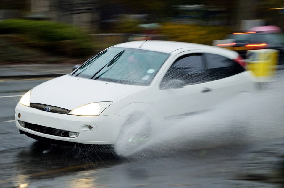 Comment éviter l’aquaplaning en voiture ?