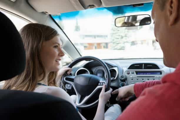 Un père qui apprend à conduire à sa fille